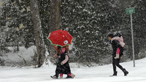 Người dân đi bộ trên đường phủ đầy tuyết tại Chapel Hill, North Carolina - Ảnh: AFP