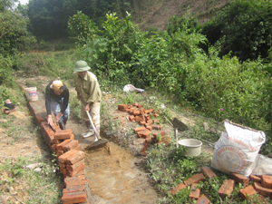 Tuyến mương xóm Ong, xã Lạc Sỹ (Yên Thủy) đang được khẩn trương thi công phục vụ nhu cầu tưới cho hơn 3 ha diện tích cây trồng hạn.