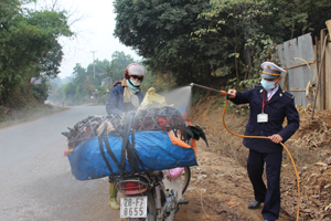 Chốt kiểm dịch xã Yên Mông (TPHB) kiểm soát gia cầm vận chuyển từ các tỉnh ngoài vào địa bàn.