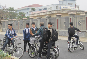 Đa số người sử dụng xe đạp diện, xe máy điện là HS-SV  hầu hết đều không đội mũ bảo hiểm khi tham gia giao thông.