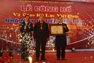 Lãnh đạo Hội Kỷ lục Việt Nam trao Bằng kỷ lục Việt Nam Nhà máy in tiền đầu tiên cho huyện Lạc Thủy.