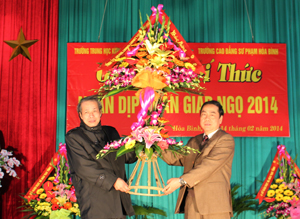 Đồng chí Nguyễn Văn Quang, Phó Bí thư TT Tỉnh uỷ - Chủ tịch HĐND tặng hội trí thức 2 trường lẵng hoa tươi thắm.