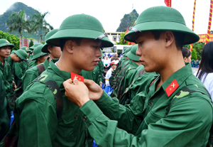 Liên tục trong nhiều năm liền tỷ lệ đảng viên trong thanh niên nhập ngũ của tỉnh luôn đạt trên 10%. Ảnh: Tân binh huyện Cao Phong trong lễ giao nhận quân năm 2013.