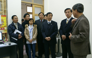 Đồng chí Hoàng Long (đứng thứ ba từ phải sang), Cục trưởng Cục phòng chống HIV/AIDS trò chuyện với cán bộ, y bác sỹ làm việc tại Trung tâm phòng chống HIV/AIDS tỉnh.