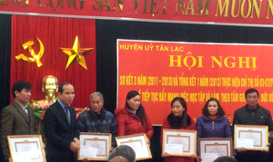 Huyện Tân Lạc khen thưởng 11 tập thể, cá nhân có thành tích xuất sắc phong “học tập và làm theo tấm gương đạo đức Hồ Chí Minh”.
