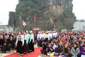Nhân dân trong vùng và du khách thập phương về vui hội Chùa Hang- Hang Chùa Yên Trị.