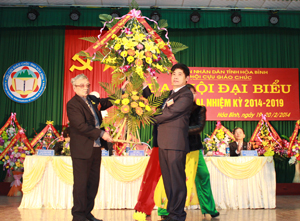 Thay mặt lãnh đạo tỉnh, đồng chí Nguyễn Văn Dũng, Phó Chủ tịch UBND tỉnh tặng Đại hội lẵng hoa tươi thắm.