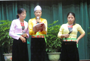 Đội tuyên truyền xã Phong Phú (Tân Lạc) xây dựng tiểu phẩm “Câu chuyện làng quê” tuyên truyền xây dựng nếp sống văn hóa, văn minh trong cộng đồng dân cư.