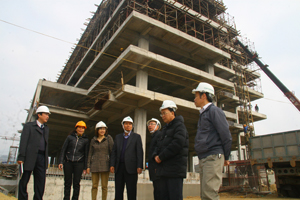 Đồng chí Trần Đăng Ninh, Phó Chủ tịch UBND tỉnh cũng lãnh đạo các sở, ngành kiểm tra tình hình dự án nhà ở xã hội khu vực trung tâm thương mại bờ trái sông Đà (TP Hòa Bình).