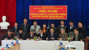 Đại diện các đơn vị trong Cụm thi đua các tỉnh Trung du và miền núi phía Bắc ký kết giao ước thi đua năm 2014.