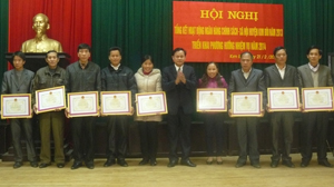 Lãnh đạo huyện Kim Bôi tặng giấy khen cho các tập thể xuất sắc trong hoạt động tín dụng chính sách năm 2013.