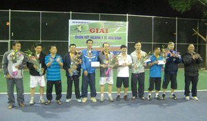 Ban tổ chức trao cúp, huy chương và phần thưởng cho các VĐV đoạt giải.