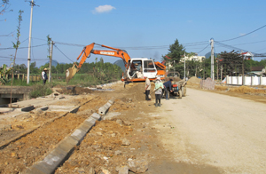 Tuyến đường 12B đoạn qua thị trấn Hàng Trạm (Yên Thủy) đang được nâng cấp đảm bảo  an toàn, thuận tiện cho người và phương tiện tham gia giao thông.