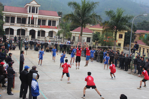 Giải bóng chuyền đầu năm 2014 được huyện Đà Bắc tổ chức đã nhận được sự tham gia đông đảo của các VĐV và nhân dân địa phương.
