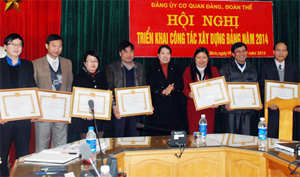 Đại diện Đảng ủy Cơ quan Đảng, đoàn thể thành phố trao giấy khen cho các đảng viên đủ tư cách HTXSNV năm 2013.