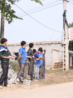 ĐV-TN xã Thanh Nông (Lạc Thủy) tham gia lắp đặt điện chiếu sáng đường làng.