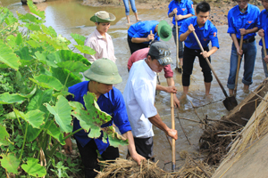 ĐV-TN huyện Đà Bắc dọn vệ sinh môi trường trên địa bàn thị trấn Đà Bắc, hưởng ứng năm thanh niên tình nguyện 2014.

