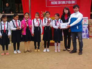 ĐV-TN phường Tân Thịnh tặng quà cho học sinh có hoàn cảnh khó khăn tại xã tiền phong (Đà Bắc).