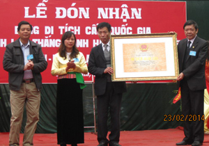 Đồng chí Bùi Ngọc Lâm, Giám đốc Sở VH-TT&DL trao bằng công nhận di tích lịch sử văn hóa cấp quốc gia cho BQL di tích huyện Lạc Thủy và xã Phú Thành.