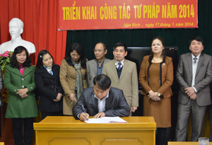 Phòng Tư pháp huyện Yên Thủy ký kết giao ước thi đua ngành tư pháp năm 2014.
