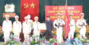 Thừa ủy quyền, đồng chí Trần Đăng Ninh, Phó Chủ tịch UBND tỉnh  trao Huân chương Chiến công hạng nhì cho Phòng Cảnh sát Bảo vệ - cơ động.