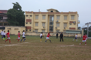 Một trận thi đấu tại giải bóng đá TH, THCS thành phố Hoà Bình năm 2013.


