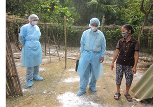 Đoàn kiểm tra, giám sát hướng dẫn hộ chăn nuôi chủ động phòng dịch cúm gia cầm và các bệnh dịch khác.

