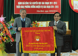Lãnh đạo Trung ương Hội Khuyến học trao cờ thi đua xuất sắc cho Hội Khuyến học tỉnh.
