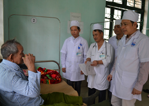 Đồng chí Trần Quang Khánh, Giám đốc Sở Y tế kiểm tra công tác khám, chữa bệnh tại Bệnh viện Đa khoa thành phố Hòa Bình.




