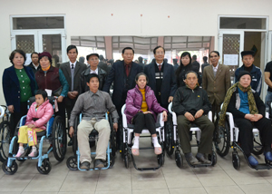 Lãnh đạo Hội Khuyến học Việt Nam, Hội Khuyến học tỉnh, TP. Hòa Bình và nhà tài trợ trao tặng xe lăn cho người khuyết tật.