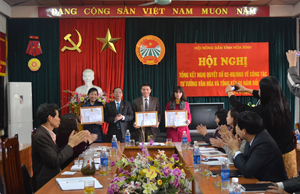 Lãnh đạo Hội Nông dân tỉnh trao Bằng khen của BCH HND tỉnh cho 03 tập thể có thành tích xuất sắc trong 15 năm thực hiện Nghị quyết số 02-NQ/HND

