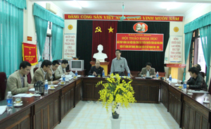 Đồng chí Đinh Văn Ổn, Tổng biên tập Báo Hòa Bình, chủ nhiệm đề tài phát biểu tại hội thảo.

