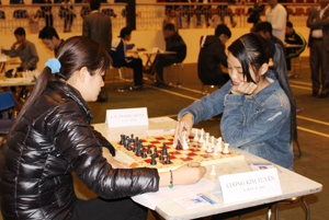 Một trận thi đấu cờ vua giữa 2 vận động viên của huyện Tân Lạc và Lạc Sơn.

