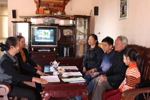Lãnh đạo Hội Cựu giáo chức huyện Cao Phong và chi hội Tây Phong trao đổi kinh nghiệm xây dựng qũy khuyến học và các loại quỹ của chi hội năm 2014.