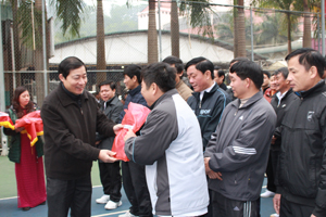Đồng chi Bùi Văn Cửu, Phó Chủ tịch UBND tỉnh trao quà lưu niệm của Giải cho các VĐV.