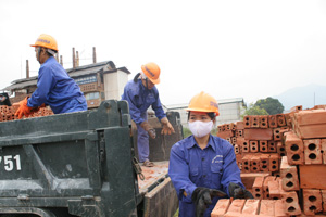 Công ty CP gạch ngói Quỳnh Lâm, trang bị đầy đủ bảo hộ lao động, đảm bảo an toàn cho người lao động.
