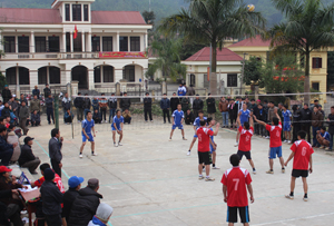 Trận thi đấu bóng chuyền tại giải thể thao mừng Đảng mừng xuân đã thu hút đông đảo người dân tham gia cổ vũ.