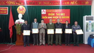 Lãnh đạo huyện Đà Bắc tặng giấy khen cho các tập thể xuất sắc trong hoạt động tín dụng chính sách năm 2013.
