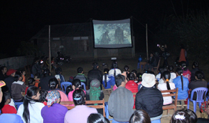 Đông đảo người dân trên địa bàn xã Xuân Phong đến xem phim. 

