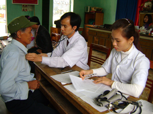 Cán bộ Bệnh viện Đa khoa tỉnh luân phiên hỗ trợ trạm y tế xã Co Lương (Mai Châu) khám, chữa bệnh cho người dân.

