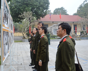 Đoàn sinh viên Cảnh sát Lào đang học tập tại Việt Nam thăm quan, tìm hiểu khu di tích lịch sử địa điểm huấn luyện chính trị và tổ chức Đại hội trù bị Đại hội II Đảng nhân dân Lào.    

