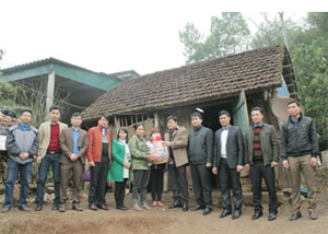 Đoàn thanh niên Khối các cơ quan tỉnh trao quà cho gia đình chị Trần Thị Hải, xóm Đầm Sáng, xã Thượng Bì (Kim Bôi).