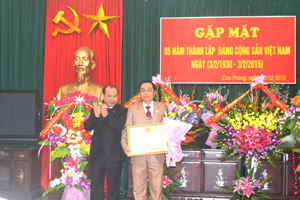 Thừa ủy quyền, Bí thư Huyện ủy Cao Phong trao huy hiệu 30 năm tuổi Đảng cho đảng viên thuộc Đảng bộ xã Yên Thượng. 


