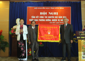 Đồng chí Nguyễn Mạnh Cầm, Chủ tịch Hội Khuyến học Việt Nam trao cờ thi đua xuất sắc cho Hội Khuyến học tỉnh ta.

 


