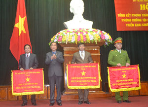 Đồng chí Nguyễn Văn Quang, Phó Bí thư, Chủ tịch UBND tỉnh trao Cờ của UBND tỉnh cho các tập thể có thành tích trong phong trào toàn dân BVANTQ.

 

