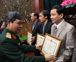 Lãnh đạo Bộ Tư lệnh Quân khu 3 trao tặng Bằng khen cho 9 tập thể có thành tích xuất sắc trong công tác tuyên truyền nhiệm vụ quân sự, quốc phòng năm 2014.


