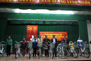Đại diện UB MTTQ tỉnh, Hội Bảo trợ NTT và TMC, thành phố Hòa Bình trao xe đạp cho trẻ em.

