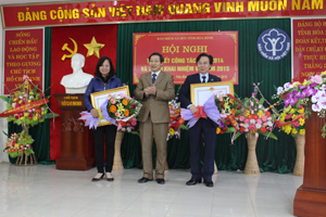 Thừa ủy quyền, đồng chí Bùi Văn Cửu, Phó Chủ tịch TT UBND tỉnh trao Bằng khen của Thủ tướng Chính phủ cho 2 cá nhân đã có nhiều đóng góp trong công tác BHXH.

