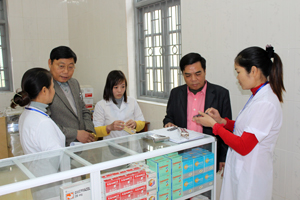 Lãnh đạo xã Kim Bình tìm hiểu hoạt động chăm sóc, bảo vệ sức khỏe tại trạm y tế xã.