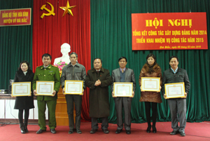 Lãnh đạo Huyện ủy Đà Bắc trao giấy khen cho các chi, Đảng bộ cơ sở đạt danh hiệu TSVM tiêu biểu năm 2014.

